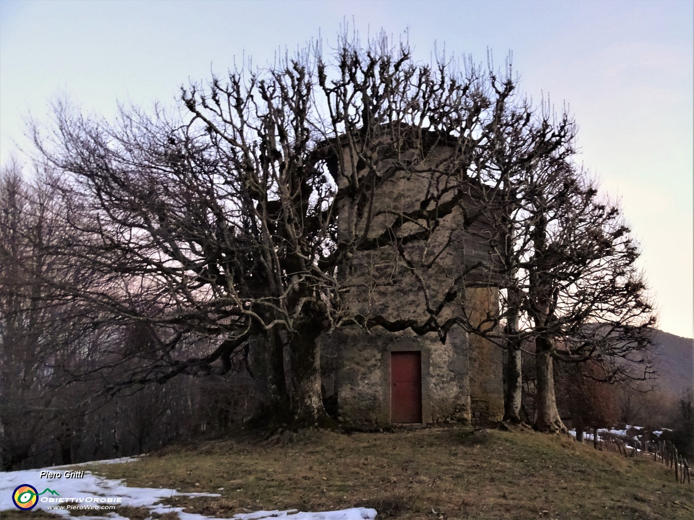 62 'Ol rocol di Spadi' (1153 m) nella luce del tramonto .JPG